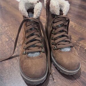 Like new crown vintage boots size: 6